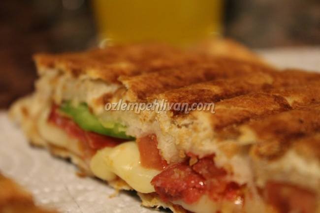 Domatesli, Biberli Tost