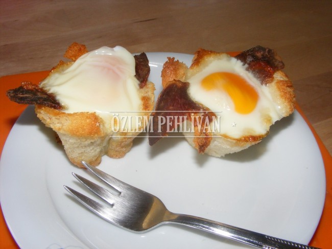 Tost Ekmeğinde Pastırmalı Yumurta