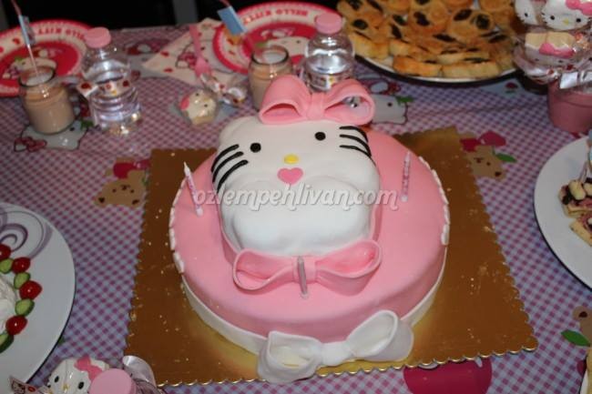 Hello Kitty Şeker Hamurlu Pasta