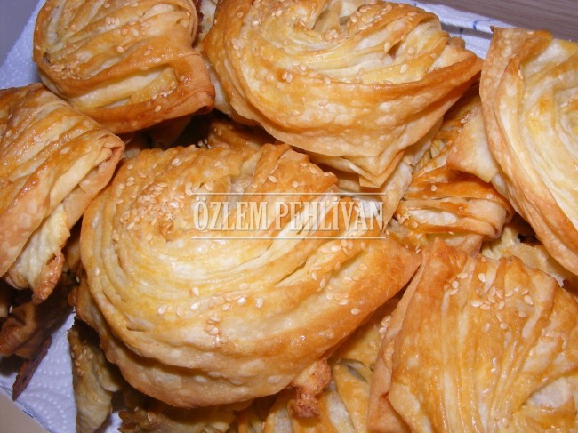 Büzgülü ya da Midye Börek