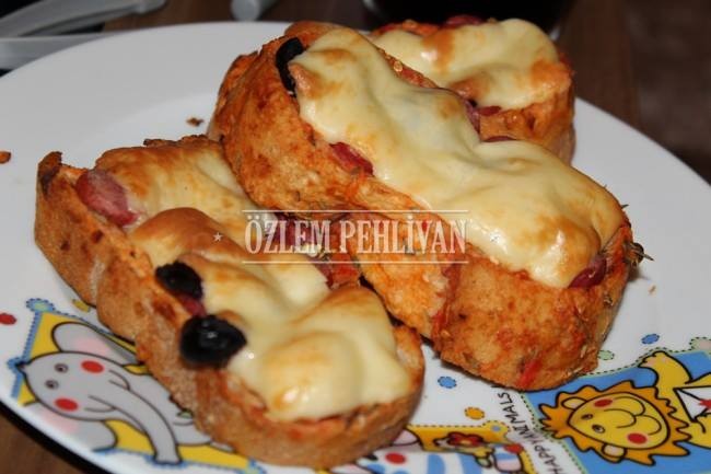 Ekmek Pizza